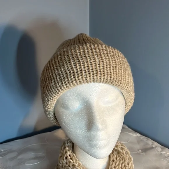 Handmade Knit Womans/Girls Beanie & Cowl set Cream NEW - Picture 4 of 6
